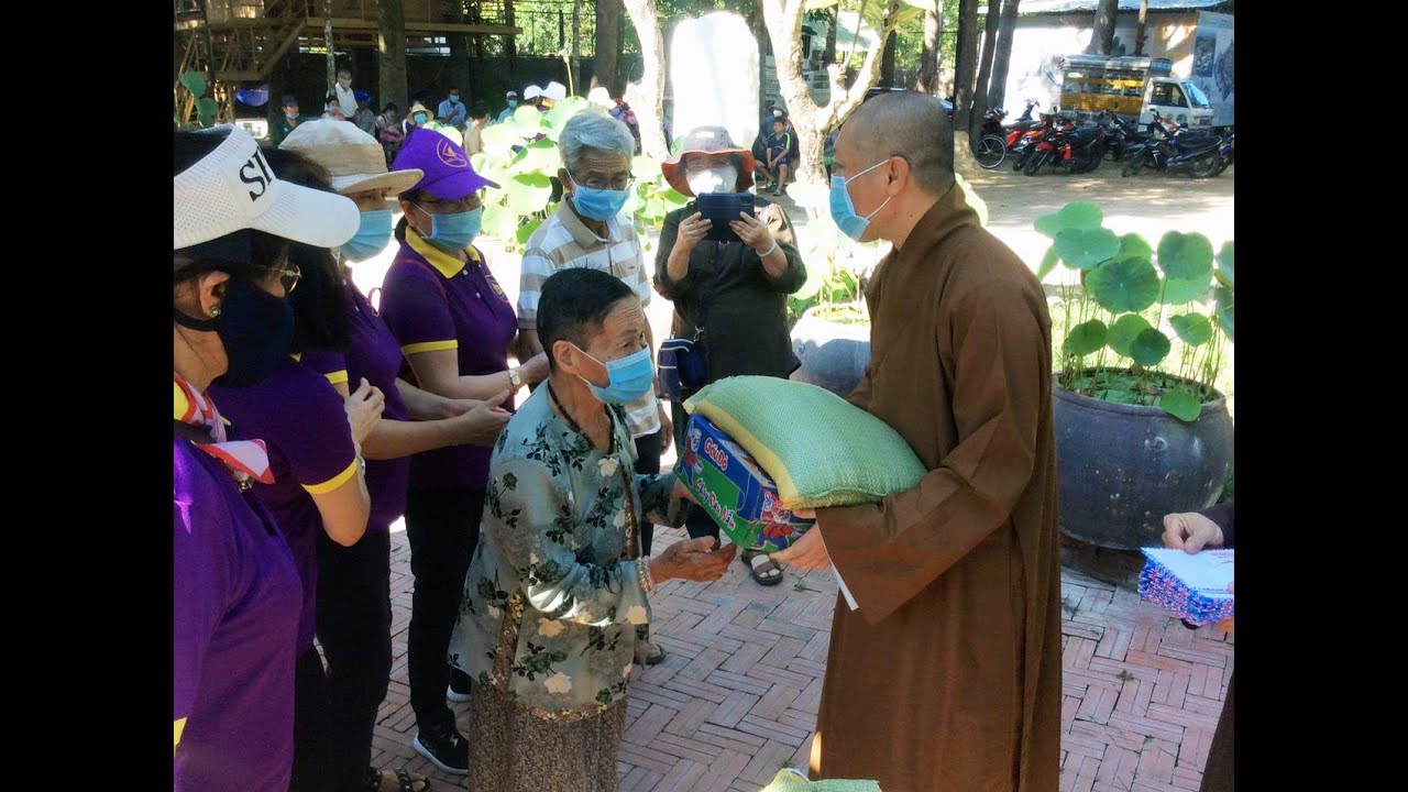 PHÁT QUÀ TỪ THIỆN TẠI CHÙA VẠN THIỆN – TT. THÍCH THIỆN THUẬN